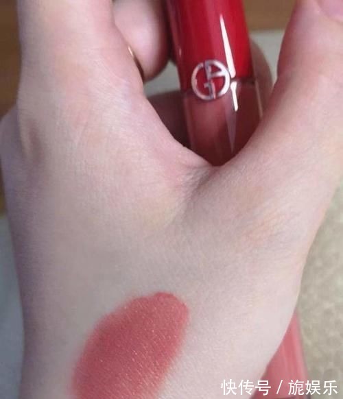 蓝调 很火却很不好用的口红,阿玛尼红管“大翻车”,它涂上显老20岁