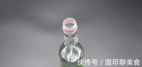 塑料瓶|你家有废旧的塑料瓶吗？简单一改造放在厨房，一年能省下不少钱