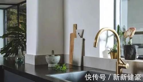 空间|窗边这样设计,一边悬空书桌做书房,另一边卡座做休闲区,省30平