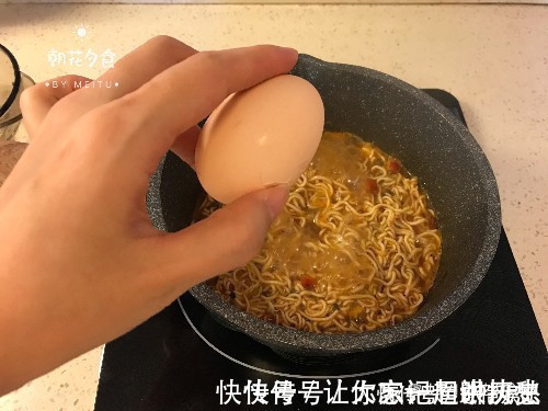 老奶奶|泡面究竟是泡着吃？还是煮着吃？看一卖十几年泡面的老奶奶怎么做