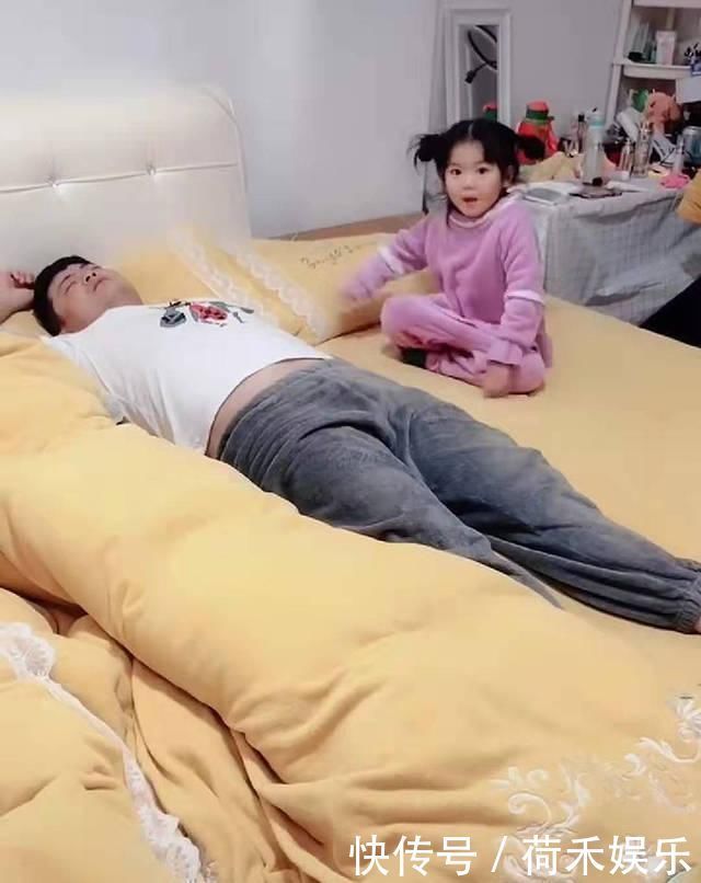 妈妈|妈妈让爸爸哄女儿睡觉，爸爸却率先睡着，女儿“嘘声”动作萌翻了
