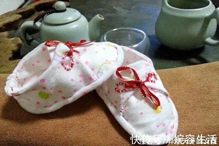 用女儿的旧衣服给她做的小鞋子,适合在家里穿