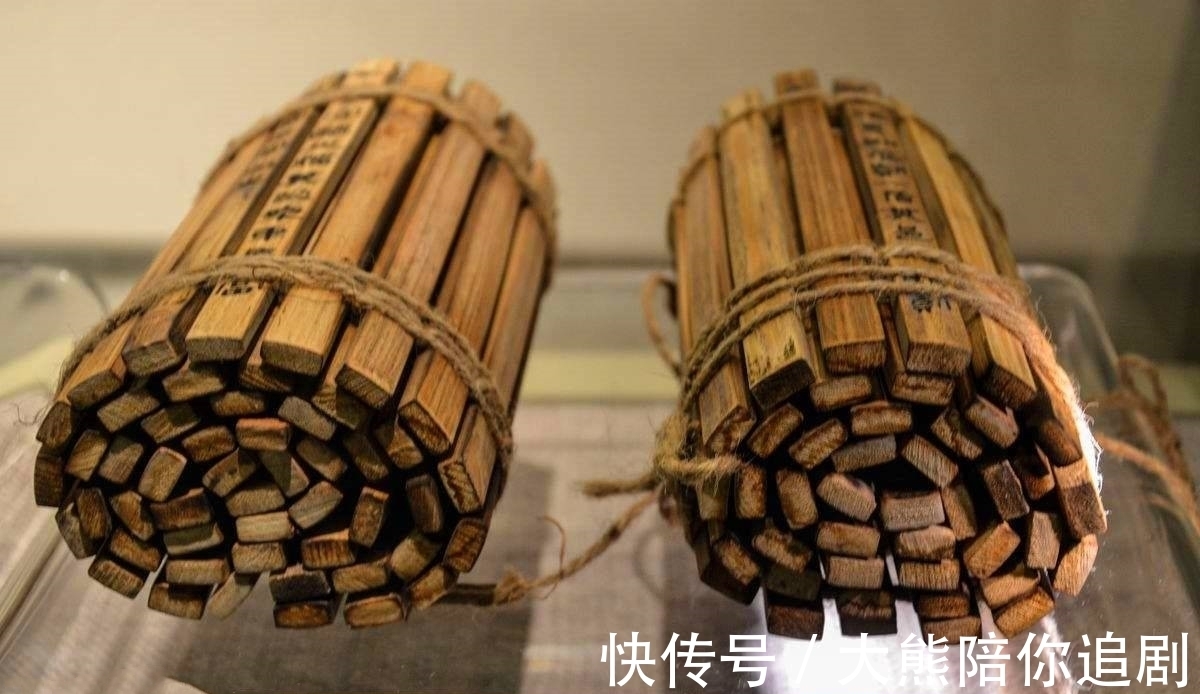 出土$秦代隶书很朴素!湖北出土千余枚秦简,带来2000年前书法真迹