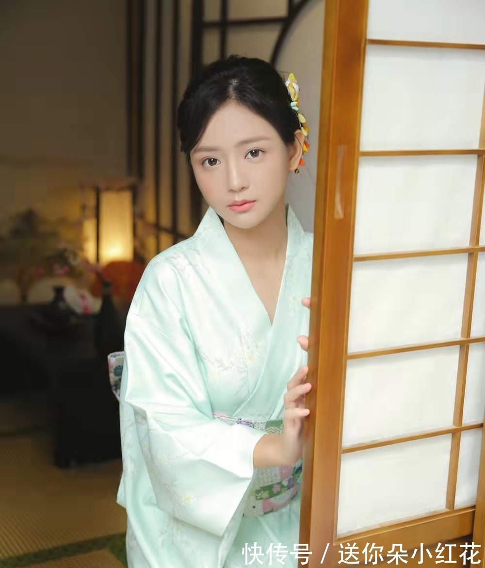 五律！五律：莫嫌杨柳早，休怨杏花迟。待到群芳绽，人间遍地诗