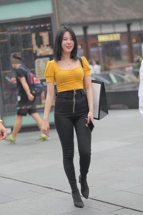 黑色搭配黄色时髦美感十足，休闲的衣服搭配粗跟鞋显气质