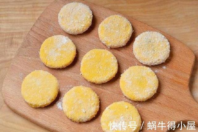 南瓜饼|做南瓜饼,巧用一招,出锅后外酥里糯不粘牙,比只放糯米粉好吃