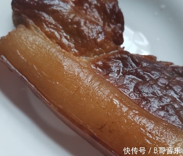  腊肉蒸干豆角，香喷喷的，最下饭