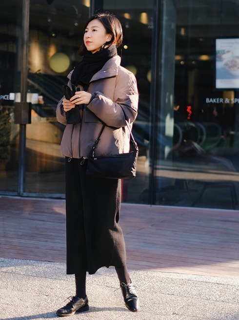 半身裙 又被“小黑裙”惊艳到,冬天这样搭美得优雅,提升气质又减龄!