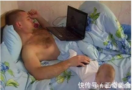 爸爸|双胞胎坐爸爸自行车座后打瞌睡,网友笑称:活着就不错啦