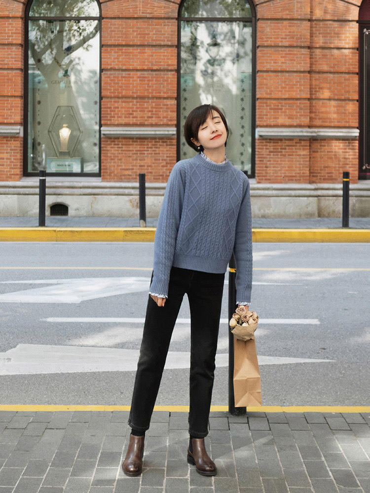 针织衫|秋冬知性内搭怎么穿?条纹衬衫+黑色直筒裤,保暖又百搭