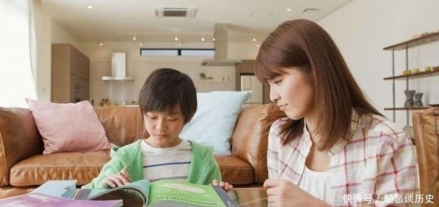 孩子|男孩捏坏超市白色草莓,宝妈的话让人无语,售货员:128一斤赔吧