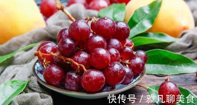 洗葡萄,只用盐水洗等于吃虫卵,果农教你1招,葡萄皮都能直接吃