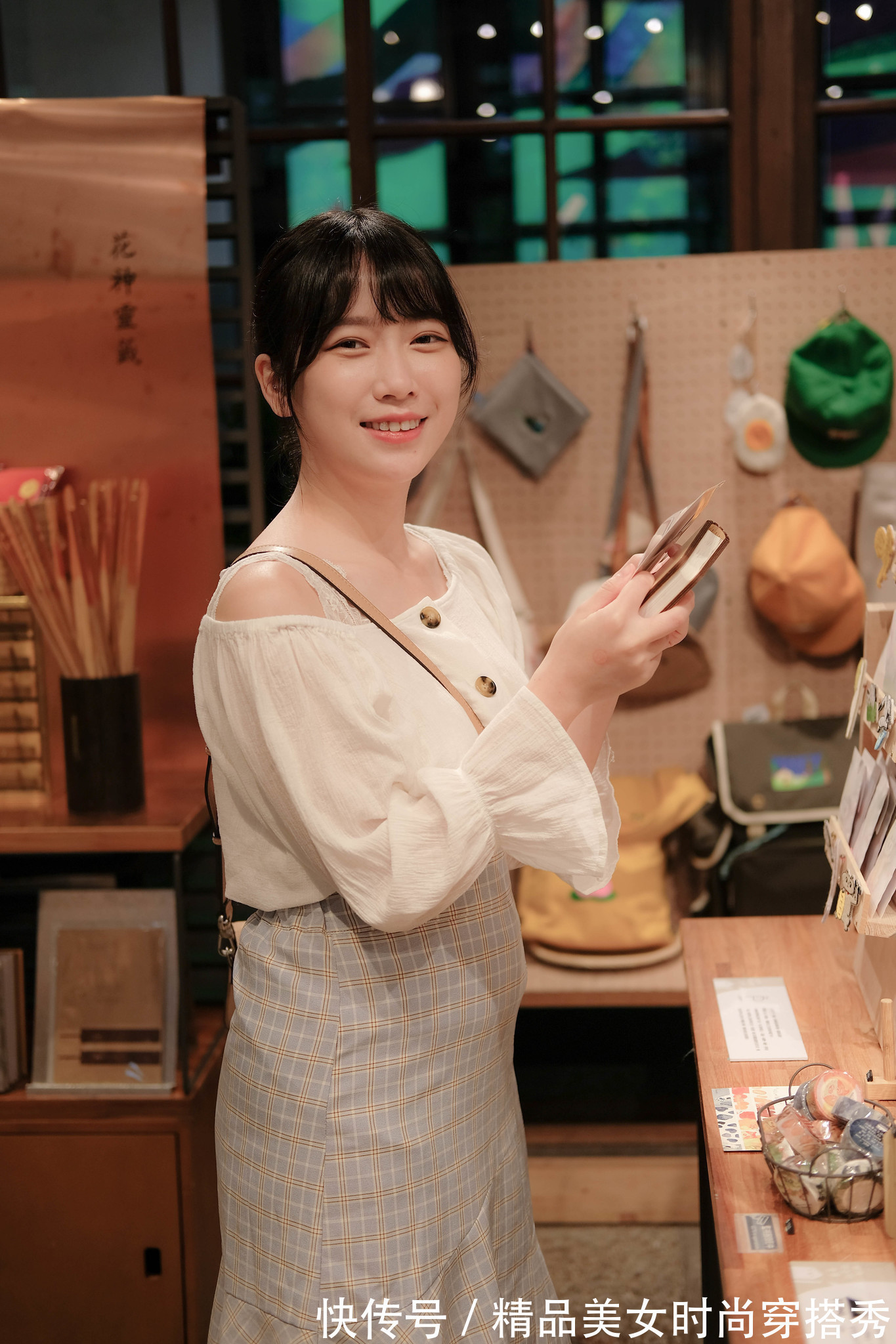 一字 粉白格子上衣,温柔甜美,一字肩的款式,性感迷人