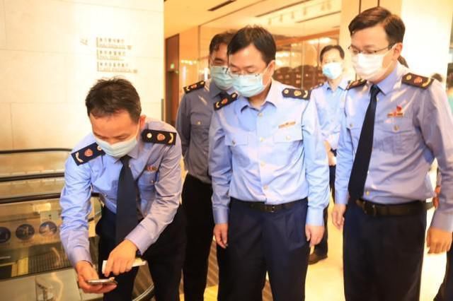 火锅|想索赔?没门!火锅里吃出“指甲”,服务员转手就扔掉销毁证据