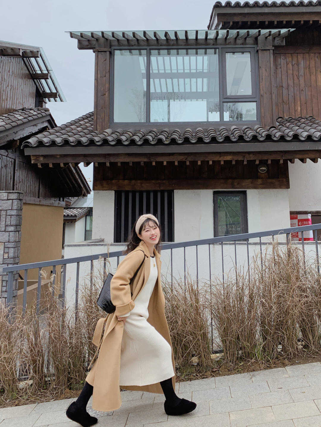 秋冬 降温了,大衣下装搭配不一定选裙子,换一种方式,可能更惊喜