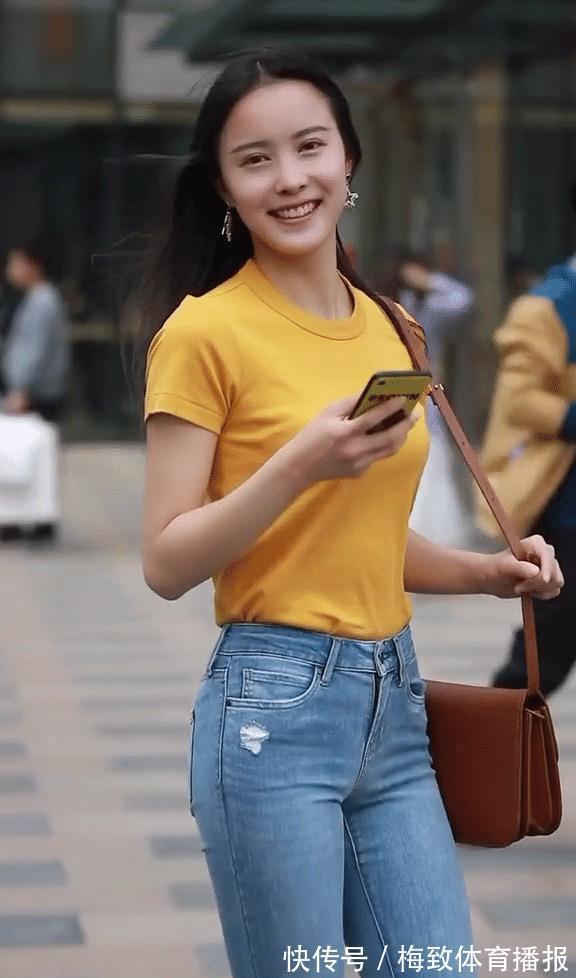 姜黄色 黄色T恤搭配紧身牛仔裤,甜美可爱少女感满满,笑容太迷人了!