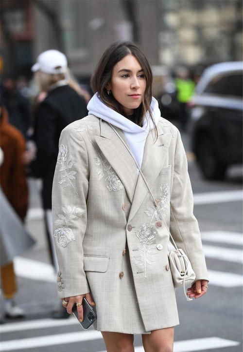 会穿基本款才是真的潮！白色连帽卫衣的5种搭配思路你会吗？