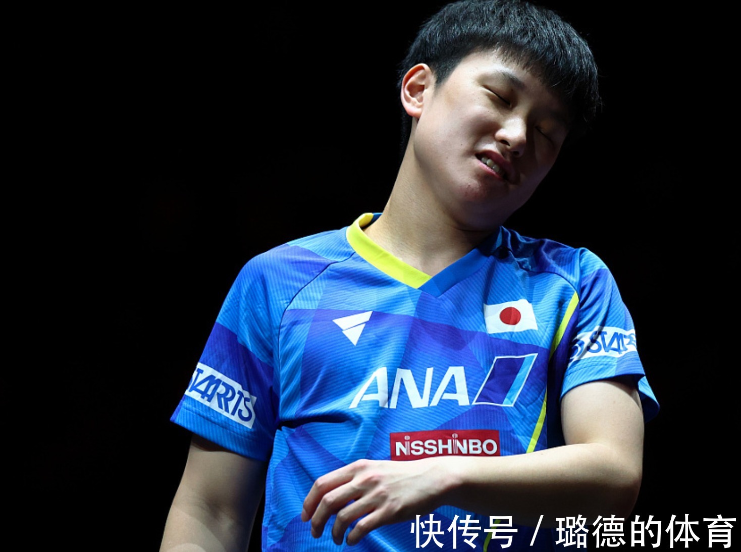 国乒|4位华人领奖,3位身穿中国红!国乒太强,张本智和被打出痛苦面具