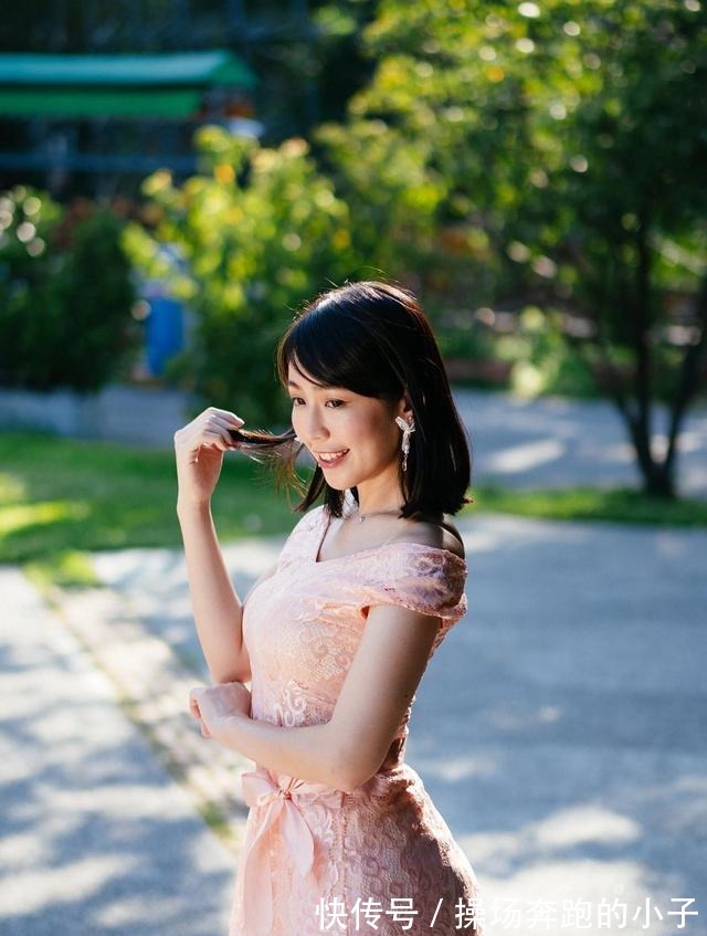 钩花 粉色的蕾丝钩花连衣裙，可一字肩可V字领的两种穿法，精致又时尚
