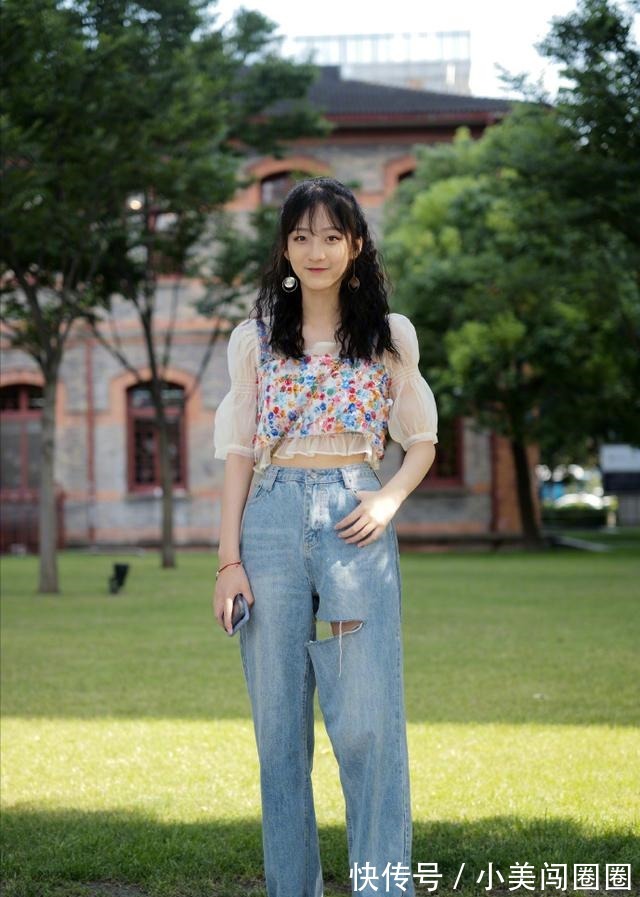 性感 牛仔裤上面不一定要配T恤,今年流行这样穿,高级时髦很吸睛