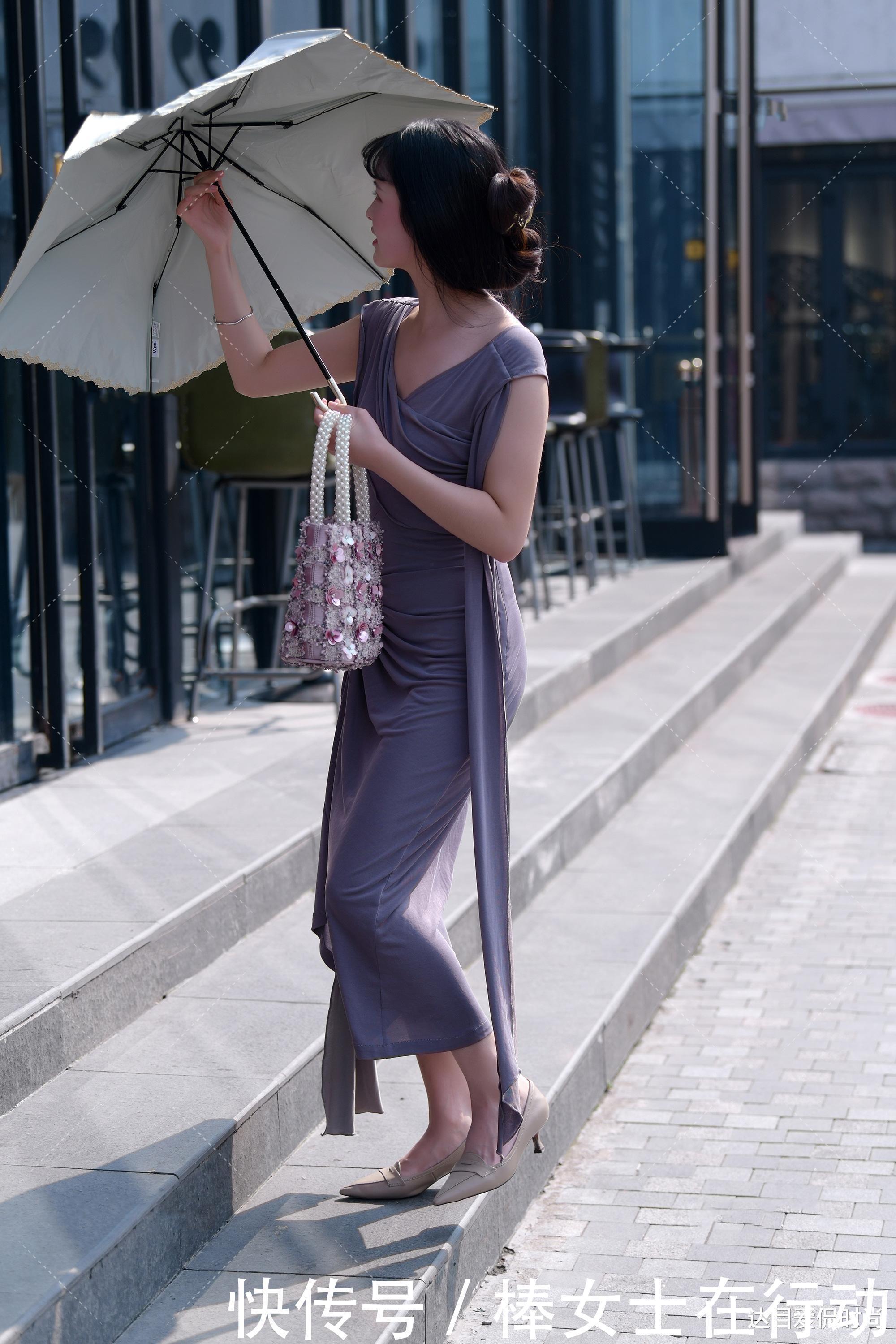 连衣裙穿成“袈裟”真有一套，搭配金色高跟鞋“贵妇”气质散发的淋漓尽致