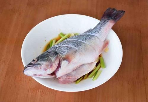  适合|清蒸鱼这样做，不放盐不放料酒还不腥，适合家常制作，健康美味
