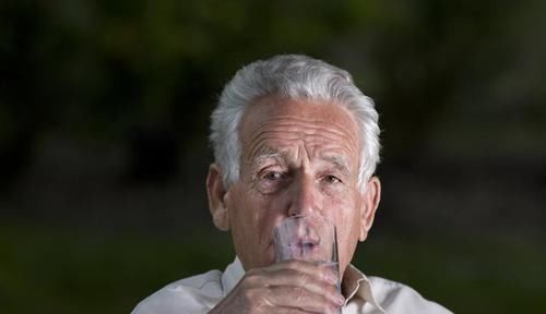 调理|高血压晚上要喝水吗?对身体有何好处?医生:4个注意事项要牢记