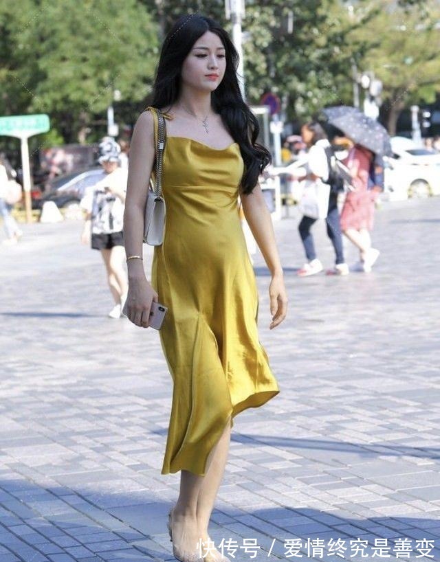 波浪卷|黄色丝织连衣裙搭配尖头高跟鞋,温柔可爱,自信大方