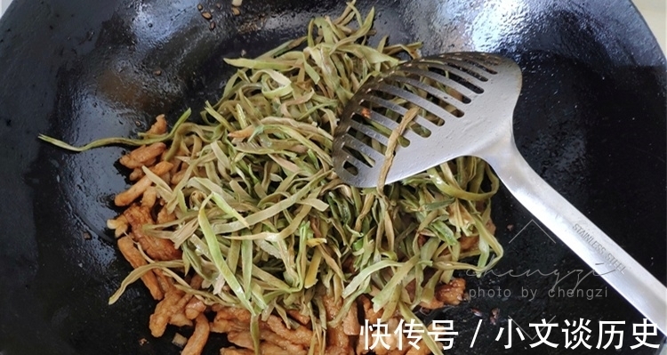 肥肉|8月太阳正好,此食材多买点,焯水后晒成干菜,冬天炖肉吃贼香