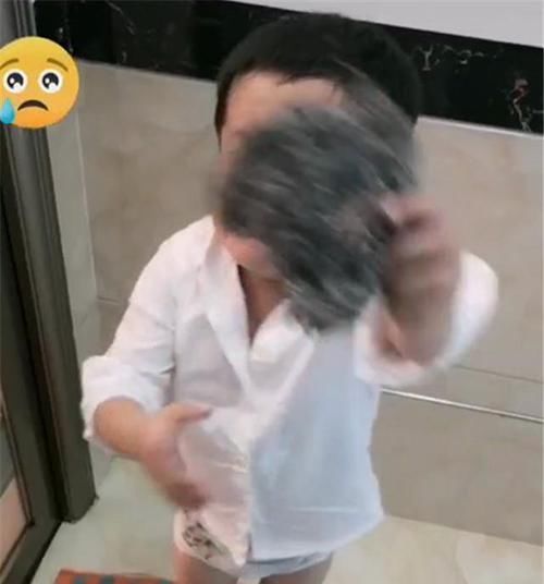 3岁儿子帮爸爸搓澡被拒绝,看清娃手上的东西后,网友:来报仇的