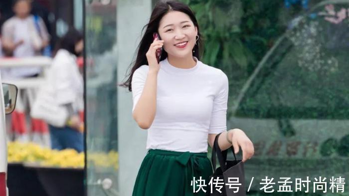秋衣|街拍:白色紧身秋衣搭蓝色宽裤的气质女孩,笑容仿佛一朵鲜花灿烂