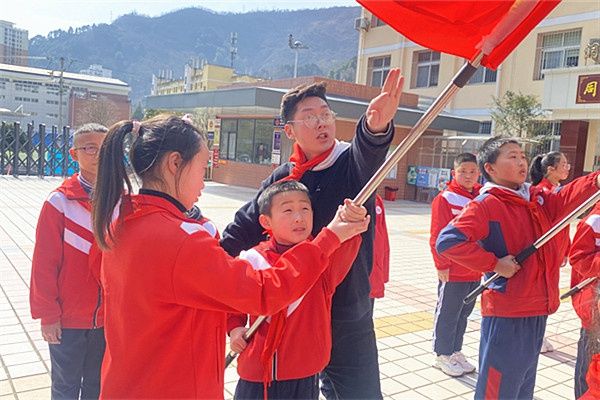 小小升旗手 浓浓爱国情——宁陕小学培训校园升旗手