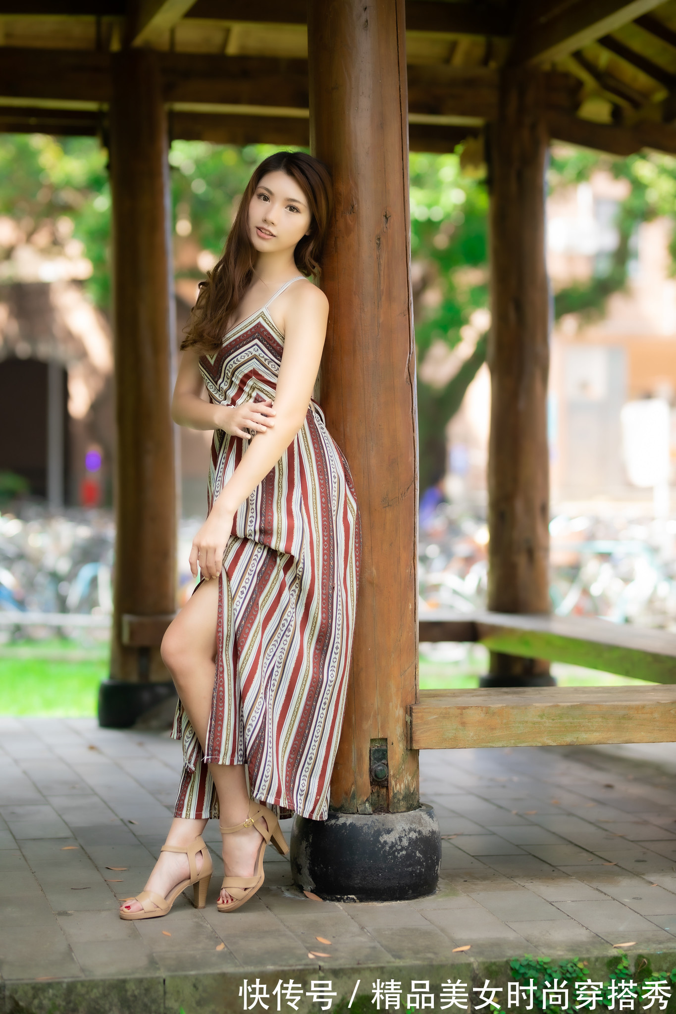 美感|吊带裙配上竖条纹的复古元素,让整体流露出不一样的美感