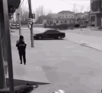 |搞笑GIF:走路玩手机后果很严重 原谅我不厚道的笑了