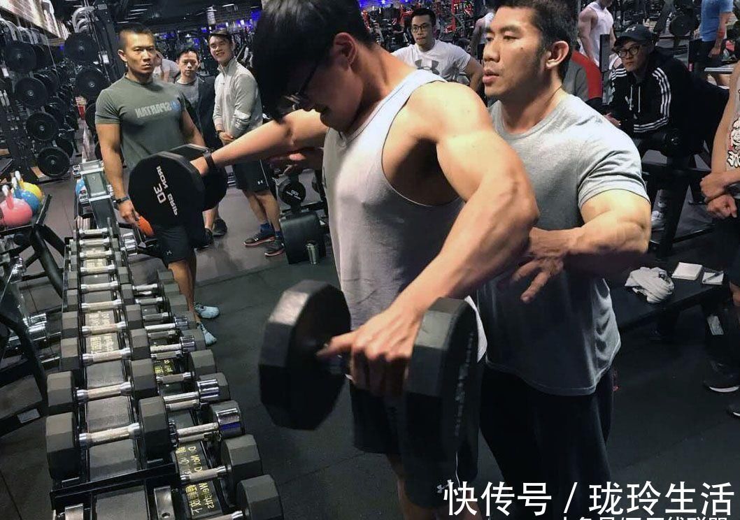 一身肌肉|健身教练练就一身肌肉, 身材强壮赢得女神妻子的芳心, 为他生娃!