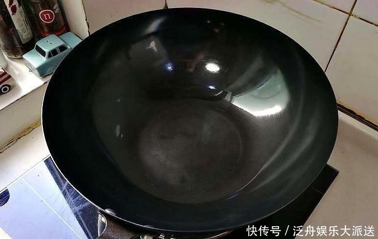 炒锅|铁锅用久了，发黑还粘锅教你养锅技巧，十年也油光发亮，不粘锅