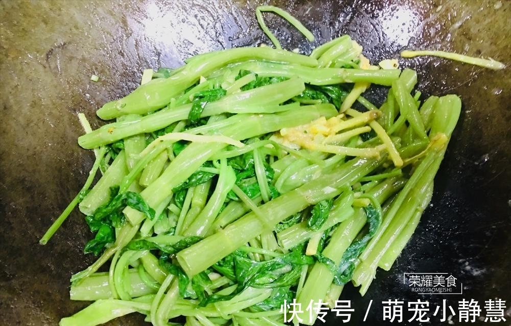 食用油|炒空心菜，直接炒就不对了，多加一个步骤，翠绿不发黑，十分脆嫩