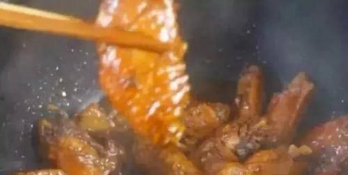 婆婆把3斤鸡翅放进电饭锅，不加水，不加油，出锅后全家都流口水