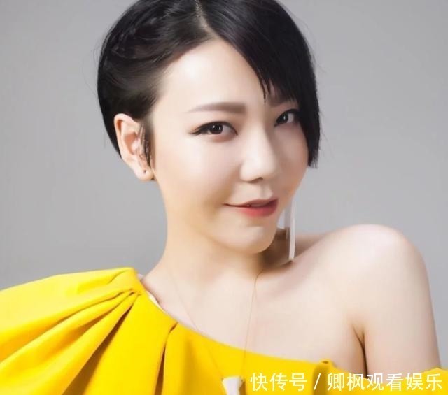 走红 她走红后就膨胀,穿袜子要4个人伺候,从上亿代言费沦落县城卖唱