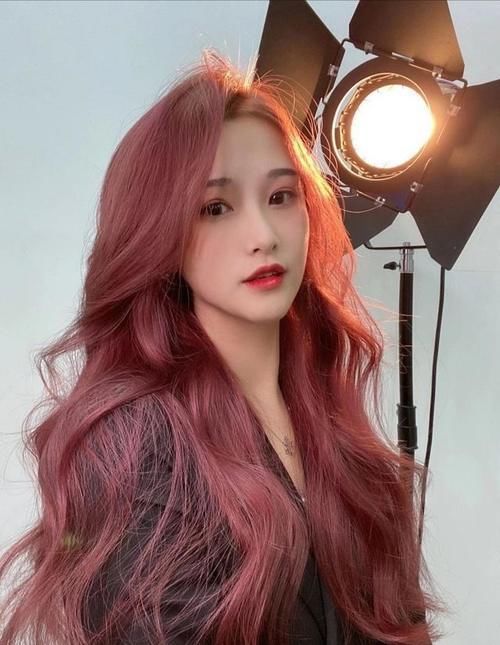 秋冬染发什么颜色更好看?2020流行这几种颜色,时髦又潮酷