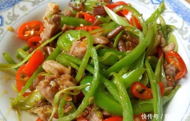 做辣椒炒肉,辣椒和肉到底先炒哪个?难怪肉柴不好。