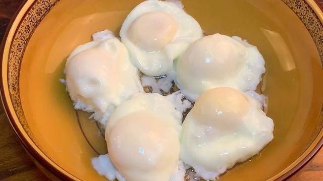 煮荷包蛋时，总有白沫还会散？厨师长教您1招，完整圆润不粘锅