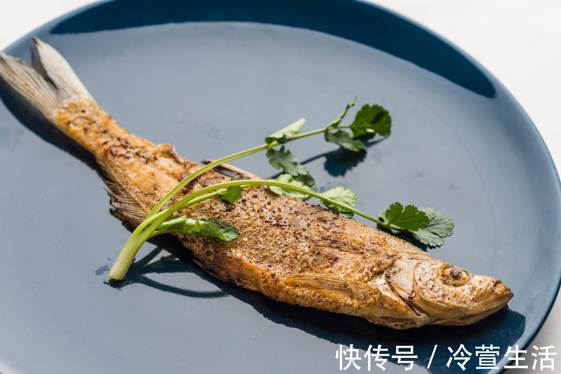 诀窍|煎鱼别再直接下油锅了,牢记3个诀窍,不粘锅不破皮更鲜美
