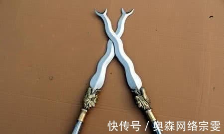 丈八蛇矛$林冲的丈八蛇矛堪称“神器”,用一种特殊材质打造,和关刀齐名!