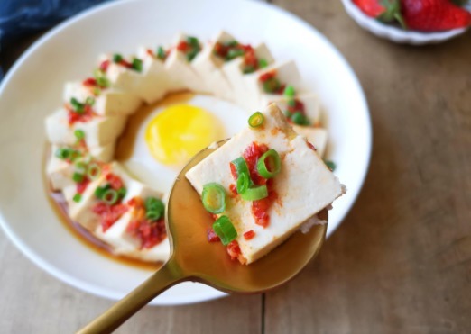 豆腐新吃法,切一切蒸一蒸几分钟就上桌,酸辣开胃,天天吃都不腻