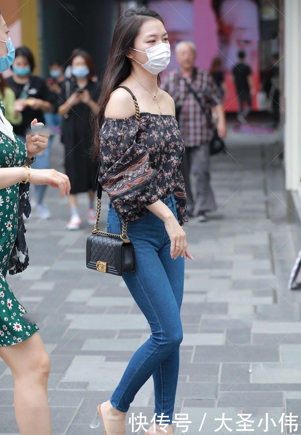 街拍|美女街拍:美女一定是大家喜欢的类型,她看起来很高贵,我很想追求她