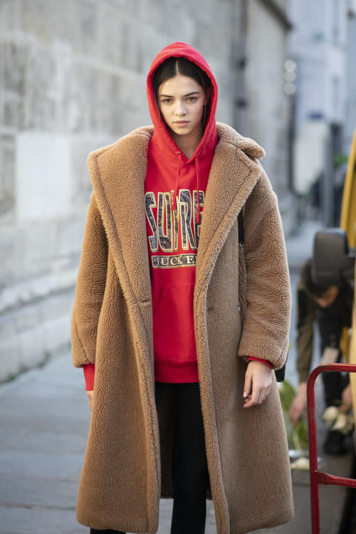 红色配什么颜色好看？配黑色白色或蓝色都不错，洋气明媚又时尚