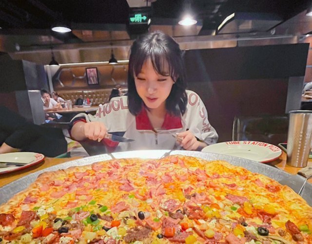 宋雨琦回母校打卡最爱的披萨店，尺寸惊人，网友：确定吃得完？