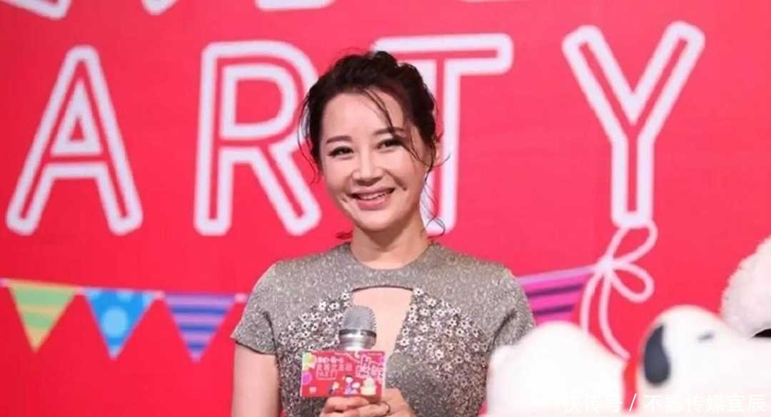 许晴真不知道自己多大岁数了?学00后穿A