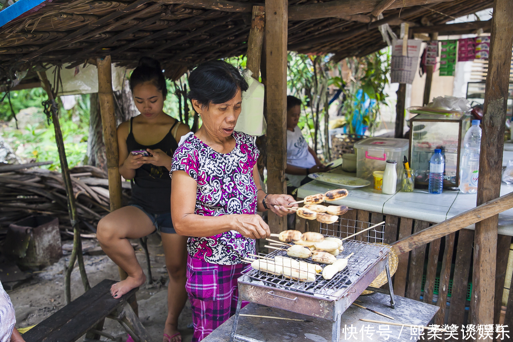 乳猪就|在菲律宾“二师兄”活不过一岁,就被烤着吃了,看着有点残忍